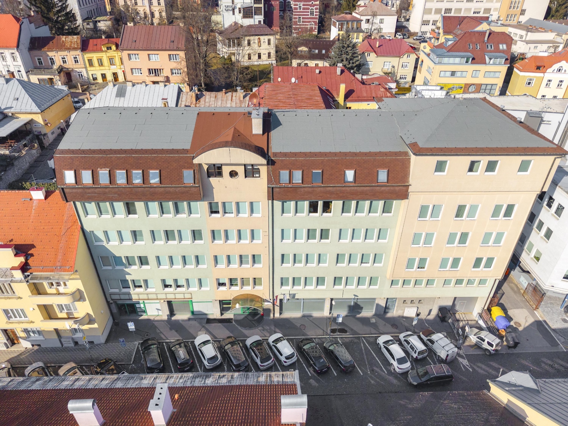 Administratívna budova v centre Banskej Bystrice — náhľad fotografie 2